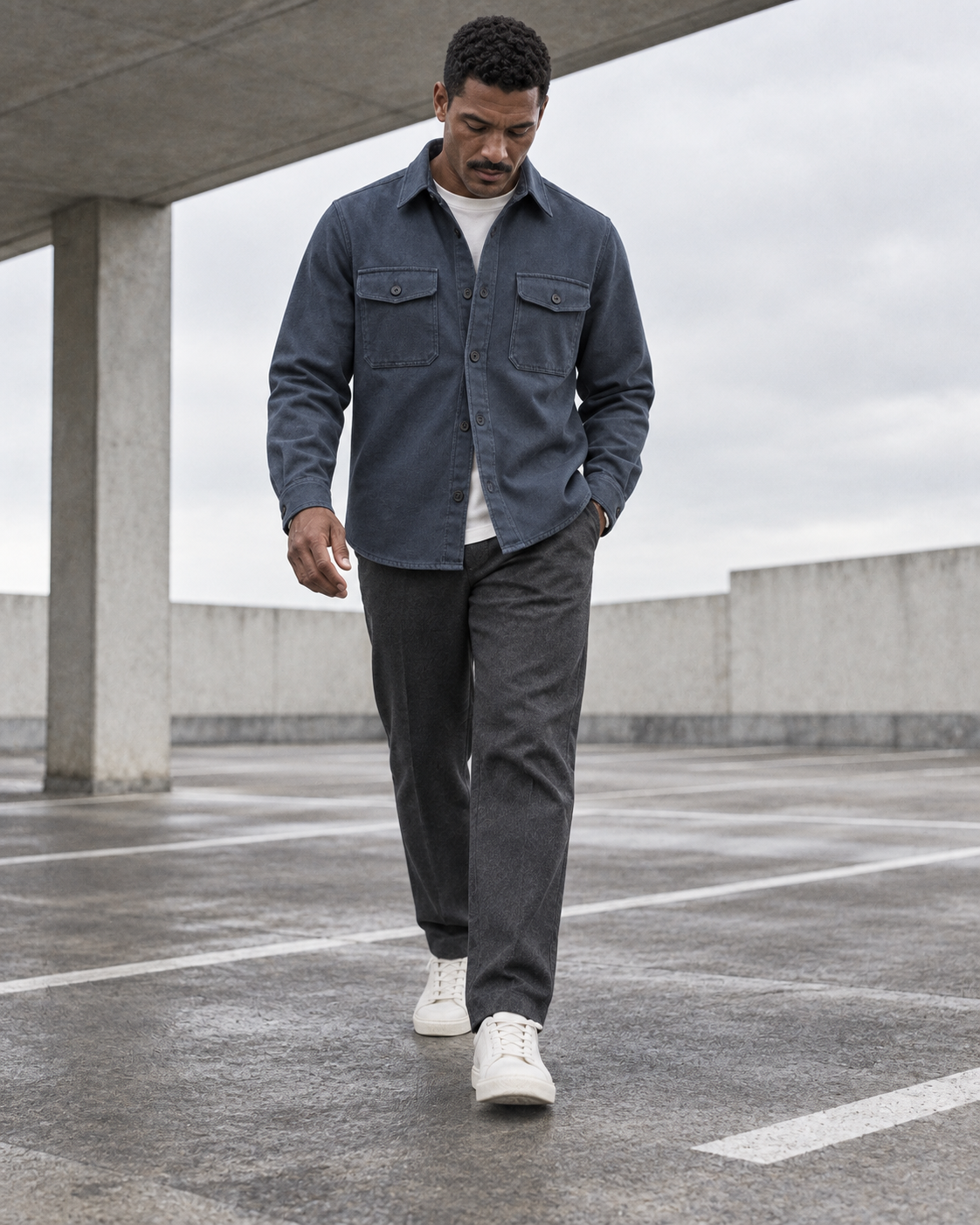 Overshirt Modern Heritage in slate blue, worn by a man walking through a car park
